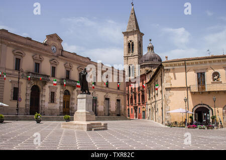 Statue d'Ovide, la Piazza XX Settembre, Sulmona, Abruzzes Banque D'Images