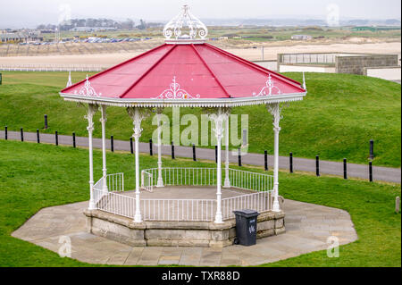 Saint Andrews, Écosse - 23 mars 2012 : Kiosque au toit rouge au bord de la mer à St Andrews, Scotland Banque D'Images