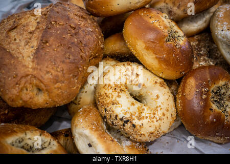 Une sélection de bagels, petits pains et autres produits de pain sur l'affichage à une boulangerie à New York, le samedi 22 juin, 2019. (© Richard B. Levine) Banque D'Images