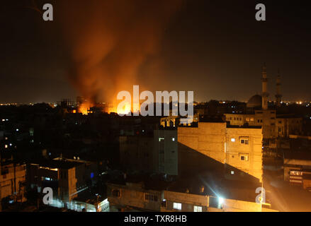 La fumée s'élève à la suite d'une frappe aérienne israélienne sur un centre commercial à Rafah, selon des témoins, dans le sud de la bande de Gaza, le 23 août 2014. Ismael Mohamad/UPI Banque D'Images