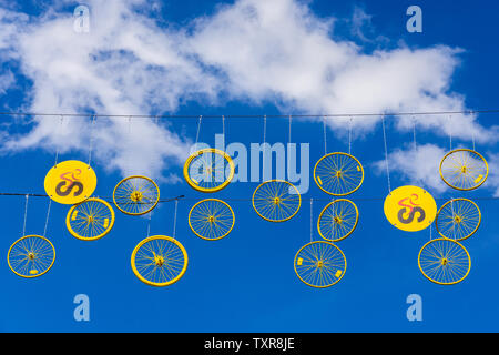 Les roues de bicyclette peint jaune suspendue de l'autre côté de la Grand Place, Bruxelles, Belgique pour le début de la Tour de France 2019. Banque D'Images