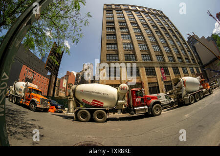 Une caravane de camions de ciment pour livrer un site de construction dans le quartier de Chelsea à New York, le samedi 22 juin 2019. Selon une étude récente d'environ 40 pour cent d'appartements et maisons à vendre ou à louer sont à moins de deux blocs d'un chantier de construction. (© Richard B. Levine) Banque D'Images