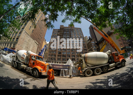 Une caravane de camions de ciment pour livrer un site de construction dans le quartier de Chelsea à New York, le samedi 22 juin 2019. Selon une étude récente d'environ 40 pour cent d'appartements et maisons à vendre ou à louer sont à moins de deux blocs d'un chantier de construction. (© Richard B. Levine) Banque D'Images
