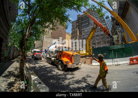 Une caravane de camions de ciment pour livrer un site de construction dans le quartier de Chelsea à New York, le samedi 22 juin 2019. Selon une étude récente d'environ 40 pour cent d'appartements et maisons à vendre ou à louer sont à moins de deux blocs d'un chantier de construction. (© Richard B. Levine) Banque D'Images