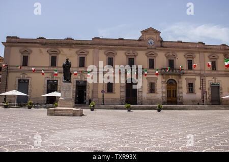 Statue d'Ovide, la Piazza XX Settembre, Sulmona, Abruzzes Banque D'Images