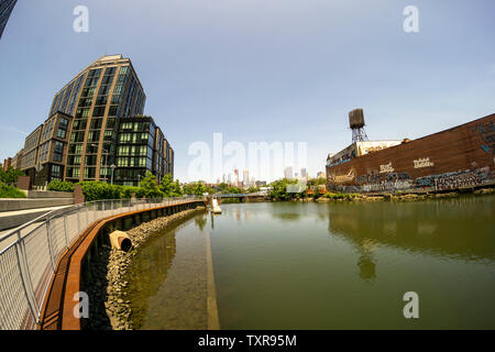 Développement le long de la Gowanus Canal dans le quartier de Gowanus Brooklyn à New York le dimanche, Juin 23, 2019. Ainsi nommé en raison de la pollution de Gowanus Canal, comme le canal est nettoyé de plus en plus le développement est en cours. (© Richard B. Levine) Banque D'Images