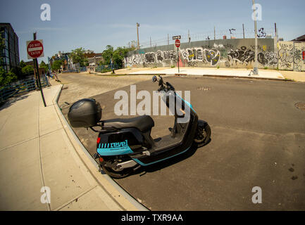 Cyclomoteur électrique de l'entreprise partage de cyclomoteurs Revel garée dans le quartier de Gowanus Brooklyn à New York le dimanche, Juin 23, 2019. Revel Transit a récemment annoncé une expansion de leur flotte d'un modeste 68 à 1000 cyclomoteurs étendre plus loin dans Brooklyn et Queens. (© Richard B. Levine) Banque D'Images