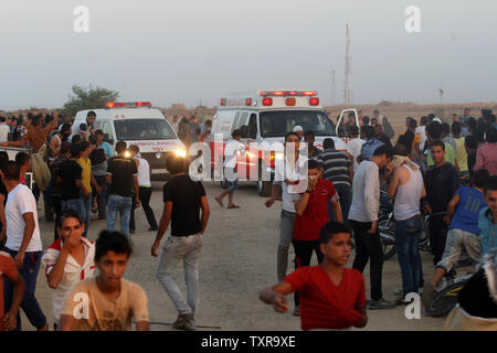 Des manifestants palestiniens se rassemblent, lors d'affrontements avec des soldats israéliens près de la frontière entre Israël et le sud de la bande de Gaza à l'est de Khan Yunis le 16 octobre 2015. Les Palestiniens ont appelé à une "révolution" de vendredi contre Israël en Cisjordanie, Gaza et Jérusalem, que les Juifs se sont armés avec des fusils pour balai, ébranlé par une vague d'attentats palestiniens qui ont secoué le pays. Photo par Ismael Mohamad/UPI Banque D'Images