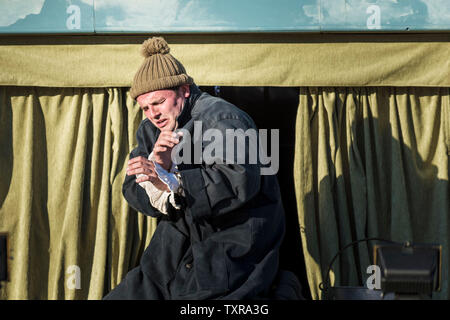 L'acteur Chris Wills assumant le rôle de Caliban dans un théâtre en plein air de la production de la tempête par l'Illyrie Theatre à Falmouth en Cornouailles. Banque D'Images