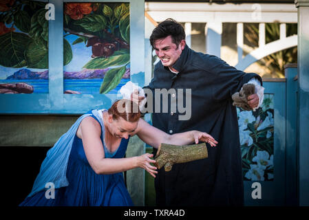 The Foxfield et Nicola acteurs Chris Wills effectuant les rôles d'Ariel et Caliban dans un théâtre en plein air de la production Théâtre en Illyrie par Tempest Banque D'Images