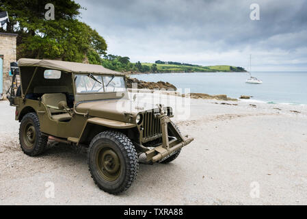 Une époque de la Seconde Guerre mondiale Willys Jeep garée sur le béton à la plage Polgwidden dans le jardin de Trebah dans les Cornouailles. Banque D'Images