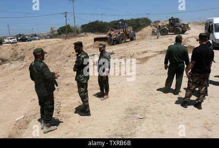 Des bulldozers palestiniens une zone claire que le Hamas commence à créer une grande zone tampon à la frontière avec l'Egypte dans le sud de la bande de Gaza ville de Rafah, le 28 juin 2017. La zone tampon devrait s'étendre sur une longueur de 12 km et une largeur de 100 mètres le long de la frontière, avec une route et des caméras de sécurité parallèles, selon une déclaration faite par le général Tawfiq Abu Naïm, le Sous-ministre de l'intérieur de Gaza. Photo par Ibrehim Khatib/UPI Banque D'Images