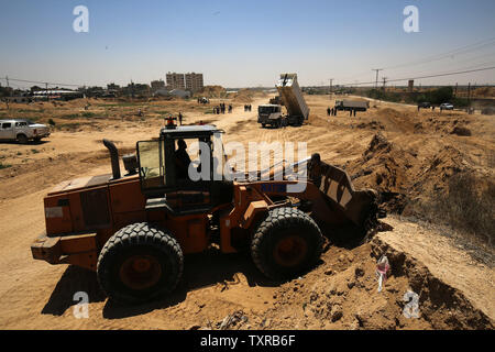 Des bulldozers palestiniens une zone claire que le Hamas commence à créer une grande zone tampon à la frontière avec l'Egypte dans le sud de la bande de Gaza ville de Rafah, le 28 juin 2017. La zone tampon devrait s'étendre sur une longueur de 12 km et une largeur de 100 mètres le long de la frontière, avec une route et des caméras de sécurité parallèles, selon une déclaration faite par le général Tawfiq Abu Naïm, le Sous-ministre de l'intérieur de Gaza. Photo par Ibrehim Khatib/UPI Banque D'Images