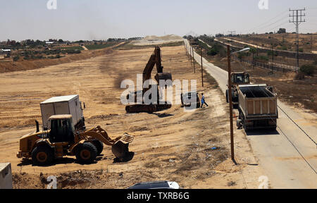 Des bulldozers palestiniens une zone claire que le Hamas commence à créer une grande zone tampon à la frontière avec l'Egypte dans le sud de la bande de Gaza ville de Rafah, le 28 juin 2017. La zone tampon devrait s'étendre sur une longueur de 12 km et une largeur de 100 mètres le long de la frontière, avec une route et des caméras de sécurité parallèles, selon une déclaration faite par le général Tawfiq Abu Naïm, le Sous-ministre de l'intérieur de Gaza. Photo par Ibrehim Khatib/UPI Banque D'Images