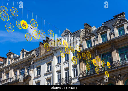 Les roues de bicyclette peint jaune suspendue de l'autre côté de la Grand Place, Bruxelles, Belgique pour le début de la Tour de France 2019. Banque D'Images