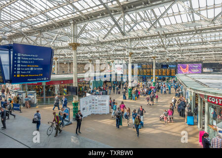 Après une scène d'intérieur la gare de Waverley, avec le soleil qui rayonne à travers le verre et des poutres du toit. L'Écosse, au Royaume-Uni. Banque D'Images