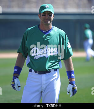 Los Angeles Dodger de troisième but Casey Blake arrive sur le terrain avant qu'un Jour Saint Patrick's spring training match contre les White Sox de Chicago à Glendale, Arizona, du 24 au 17 mars 2010. UPI/David Silpa Banque D'Images