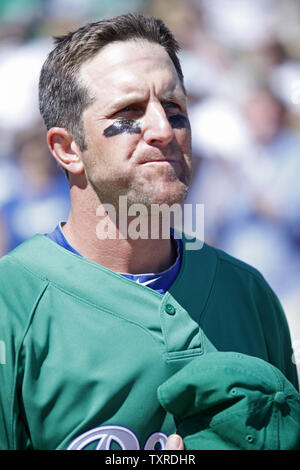 Los Angeles Dodger de troisième but Casey Blake arrive sur le terrain avant qu'un Jour Saint Patrick's spring training match contre les White Sox de Chicago à Glendale, Arizona, du 24 au 17 mars 2010. UPI/David Silpa Banque D'Images