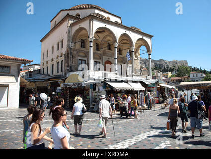 Les touristes à pied dans le quartier touristique d'Athènes, le 16 juin 2012. Grecs tête à la boîte de scrutin demain pour un concours qui peuvent déterminer l'avenir de la première démocratie et l'avenir de la zone euro. UPI/Hugo Philpott Banque D'Images