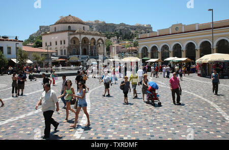 Les touristes à pied dans le quartier touristique d'Athènes, le 16 juin 2012. Grecs tête à la boîte de scrutin demain pour un concours qui peuvent déterminer l'avenir de la première démocratie et l'avenir de la zone euro. UPI/Hugo Philpott Banque D'Images