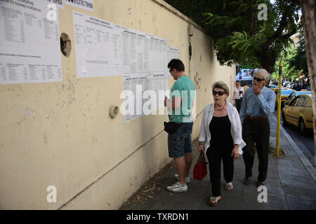 Les citoyens grecs arrivent à voter dans l'élection grecque à Athènes Grèce,juin 17,2012 le dimanche.L'ensemble de la Grèce vont aux urnes aujourd'hui pour décider de l'avenir de leur pays et peut-être le sort de l'Euro. UPI/Hugo Philpott Banque D'Images
