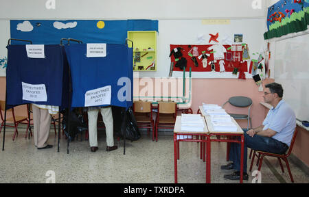 Vote des citoyens grecs dans l'élection grecque à Athènes Grèce,juin 17,2012 le dimanche.L'ensemble de la Grèce vont aux urnes aujourd'hui pour décider de l'avenir de leur pays et peut-être le sort de l'Euro. UPI/Hugo Philpott Banque D'Images