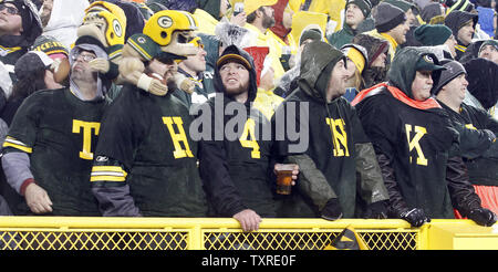 Fans de montrer leur soutien aux anciens Green Bay Packer quarterback Brett Favre au cours d'une cérémonie à la retraite son numéro à la mi-temps du match entre les abattoirs et les ours de Chicago le 26 novembre 2015, à Lambeau Field de Green Bay, Wisconsin. Photo de Frank Polich/UPI Banque D'Images