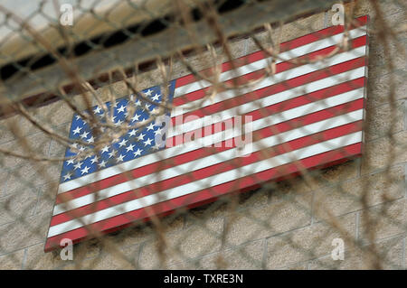 Un drapeau américain est considéré par grillage et barbelés au Camp VI du Camp Delta à la base navale de la Baie de Guantanamo à Cuba le 8 juillet 2010. UPI/Roger L. Wollenberg Banque D'Images