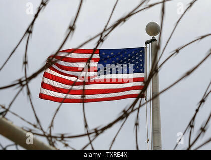 Un drapeau américain est vu à travers des barbelés au Camp VI du Camp Delta où les détenus sont logés à la base navale de Guantanamo Bay à Cuba le 8 juillet 2010. UPI/Roger L. Wollenberg Banque D'Images