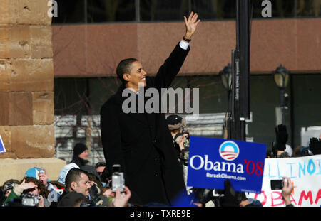 Barack Obama aux États-Unis (D-IL) vagues aux partisans alors qu'il se prépare à annoncer sa candidature pour la candidature démocrate à la présidence des États-Unis à l'élection de 2008, à Springfield, Illinois le 10 février 2007. Obama fait son annonce sur les marches de l'ancien bâtiment du Capitole d'état de l'Illinois où Abraham Lincoln une fois exercé le droit. (Photo d'UPI/Bill Greenblatt) Banque D'Images