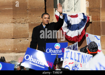 Barack Obama aux États-Unis (D-IL) vagues aux partisans avant qu'il annonce qu'il va exécuter pour la soumission pour le président des États-Unis à l'élection de 2008, à Springfield, Illinois le 10 février 2007. Obama fait son annonce sur les marches de l'ancien bâtiment du Capitole d'état de l'Illinois où Abraham Lincoln une fois exercé le droit. (Photo d'UPI/Bill Greenblatt) Banque D'Images