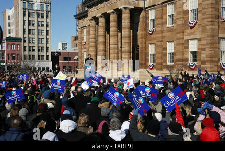 Signes vagues partisans comme Barack Obama aux États-Unis (D-IL) annonce qu'il va exécuter pour la soumission pour le président des États-Unis à l'élection de 2008, à Springfield, Illinois le 10 février 2007. Obama fait son annonce sur les marches de l'ancien bâtiment du Capitole d'état de l'Illinois où Abraham Lincoln une fois exercé le droit. (Photo d'UPI/Bill Greenblatt) Banque D'Images