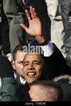 Barack Obama aux États-Unis (D-IL) greets supporters après l'annonce qu'il va exécuter pour la soumission pour le président des États-Unis à l'élection de 2008, à Springfield, Illinois le 10 février 2007. Obama fait son annonce sur les marches de l'ancien bâtiment du Capitole d'état de l'Illinois où Abraham Lincoln une fois exercé le droit. (Photo d'UPI/Bill Greenblatt) Banque D'Images