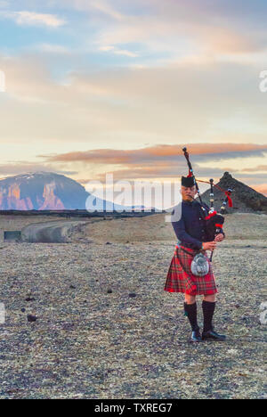 Piper écossais, l'Islandais désert. Herdubreid. Herðubreið en arrière-plan. Banque D'Images