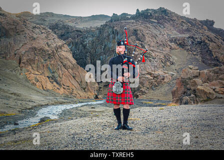 Scottish piper en islandais désert. Banque D'Images