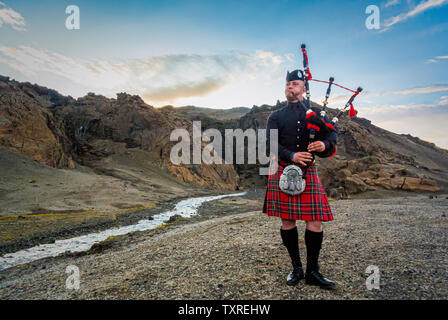 Scottish piper en islandais désert. Banque D'Images