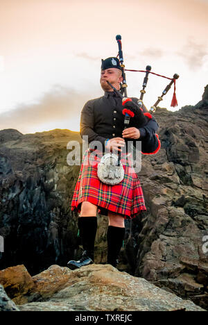 Scottish piper en islandais désert. Banque D'Images