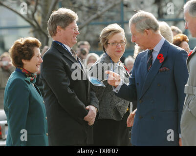 Le Prince Charles de Grande-Bretagne (R) s'entretient avec des fonctionnaires qu'il sera en tournée à l'HMCS Haida à Hamilton, Canada le 5 novembre 2009. Le Prince et son épouse Camilla, Duchesse de Cornouailles, sont sur une visite de 11 jours au Canada. UPI /Christine Chew Banque D'Images