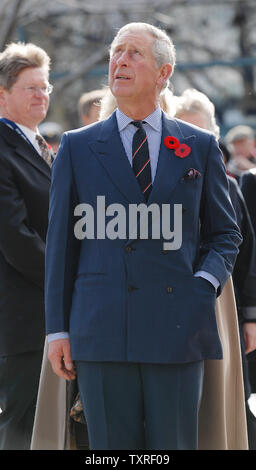 Le Prince Charles de Grande-Bretagne arrive pour une visite de la classe le destroyer NCSM Haida en Hamilton, Canada le 5 novembre 2009. Le Prince et son épouse Camilla, Duchesse de Cornouailles, sont sur un 11-day tour du Canada. UPI /Christine Chew Banque D'Images