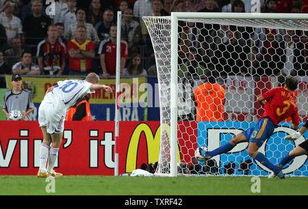 France's Zinedine Zidane marque le troisième but au cours de l'action de la Coupe du Monde de soccer à Hanovre, Allemagne, le 27 juin 2006. La France bat l'Espagne 3-1. (Photo d'UPI/Christian Brunskill) Banque D'Images