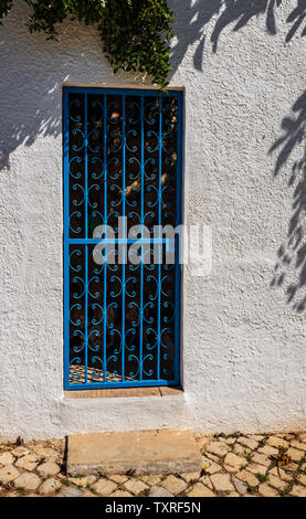 Passerelle bleu, mur blanc, Burgau, Portugal Banque D'Images