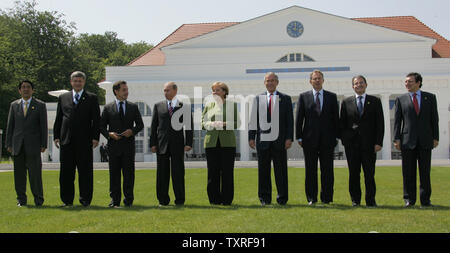 (L-R) Le Premier ministre japonais Shinzo Abe, le Premier ministre canadien Stephen Harper, le président français Nicolas Sarkozy, le président russe Vladimir Poutine, la chancelière allemande Angela Merkel, le président américain George Bush, le Premier ministre britannique Tony Blair, le Premier ministre italien Romano Prodi et le président de la Commission européenne, Jose Manuel Barroso, poser pour leur photo de famille à Heiligendamm, en Allemagne, le 7 juin 2007. Les dirigeants des nations du G8 tiennent leur sommet annuel de la station balnéaire de Heiligendamm historique sur 8 juin 2007. (Photo d'UPI/Anatoli Zhdanov) Banque D'Images