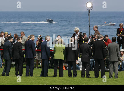 Les dirigeants du G-8 poser pour leur photo de famille à Heiligendamm, en Allemagne, le 7 juin 2007. Les dirigeants des nations du G8 tiennent leur sommet annuel de la station balnéaire de Heiligendamm historique sur 8 juin 2007. (Photo d'UPI/Anatoli Zhdanov) Banque D'Images