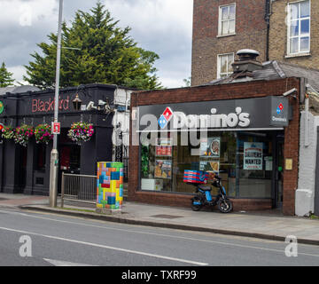 Une succursale de la chaîne de Dominos Pizza à Lower Rathmines Road, Dublin. Banque D'Images