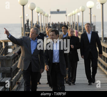 Le président américain George W. Bush (L) parle au président français Nicolas Sarkozy comme ils marchent avec d'autres dirigeants du G8 le long d'un quai à Heiligendamm, en Allemagne, le 7 juin 2007. Les dirigeants des nations du G8 tiennent leur sommet annuel de la station balnéaire de Heiligendamm historique sur 8 juin 2007. (Photo d'UPI/Alexander Astafiev) Banque D'Images