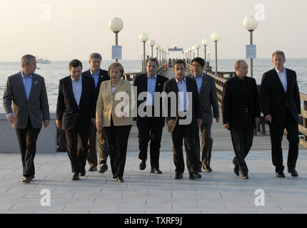 (L-R) Le président américain George W. Bush, Président de la Commission européenne José Manuel Barroso, le Premier ministre canadien Stephen Harper, la chancelière allemande Angela Merkel, le Premier ministre italien Romano Prodi, le président français Nicolas Sarkozy, le Premier ministre japonais Shinzo Abe, le président russe Vladimir Poutine et le Premier ministre britannique Tony Blair à pied le long d'un quai à Heiligendamm, en Allemagne, le 7 juin 2007. Les dirigeants des nations du G8 tiennent leur sommet annuel de la station balnéaire de Heiligendamm historique sur 8 juin 2007. (Photo d'UPI/Alexander Astafiev) Banque D'Images