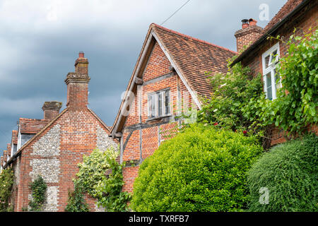 Briques et silex cottages en Turville village dans les Chilterns. Buckinghamshire, Angleterre Banque D'Images