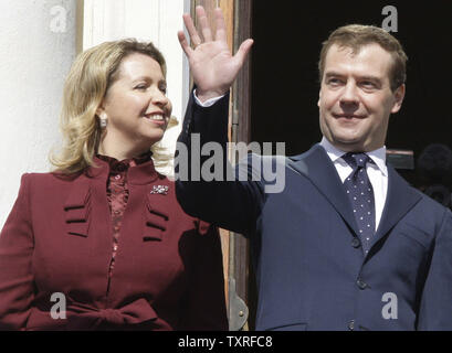 Le président russe Dmitri Medvedev avec son épouse Svetlana vagues sur un balcon du palais présidentiel à Helsinki le 20 avril 2009 à des premiers jours de sa visite d'Etat de deux jours en Finlande. (Photo d'UPI/Anatoli Zhdanov) Banque D'Images