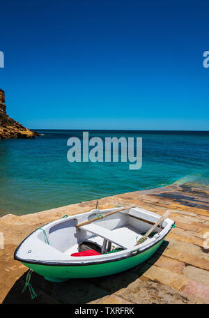 Bateau de pêche vert, port de Burgau, Algarve, Portugal Banque D'Images