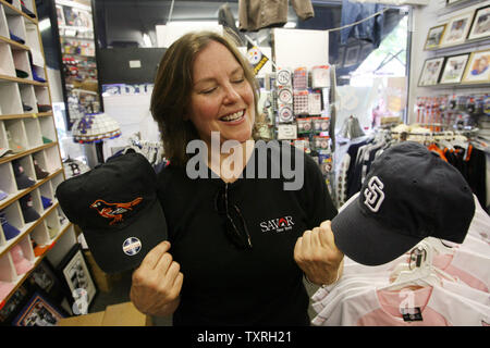 Brenda Berstler choisit un chapeau à l'achat, un Baltimore Orioles ou un San Diego Padres chapeau de base-ball, tout en faisant des emplettes dans un magasin à Cooperstown, New York le 26 juillet 2007. Ancien homme de fer Orioles Cal Ripken Jr. va rejoindre l'ancien Tony Gwynn Padres comme la classe de 2007 au Temple de la renommée du Baseball. (Photo d'UPI/Bill Greenblatt) Banque D'Images